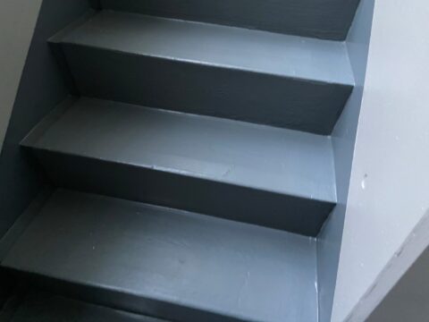 ウレタン防水密着工法を用いた階段全面防水